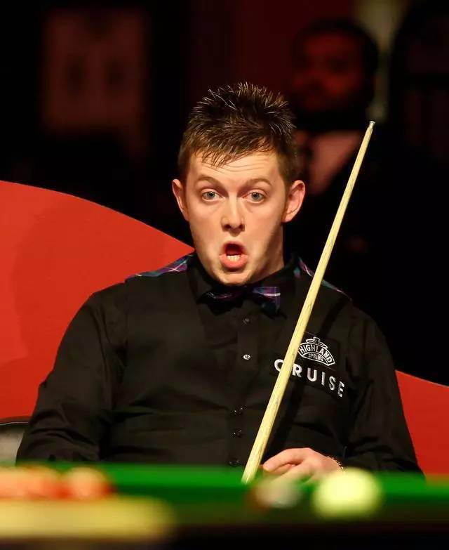 奥运冠军走进校园,与小队员轮流过招.