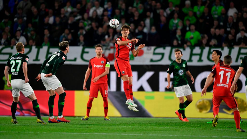 邮报：埃泽被换下时表情复杂，坐在替补席上抹泪